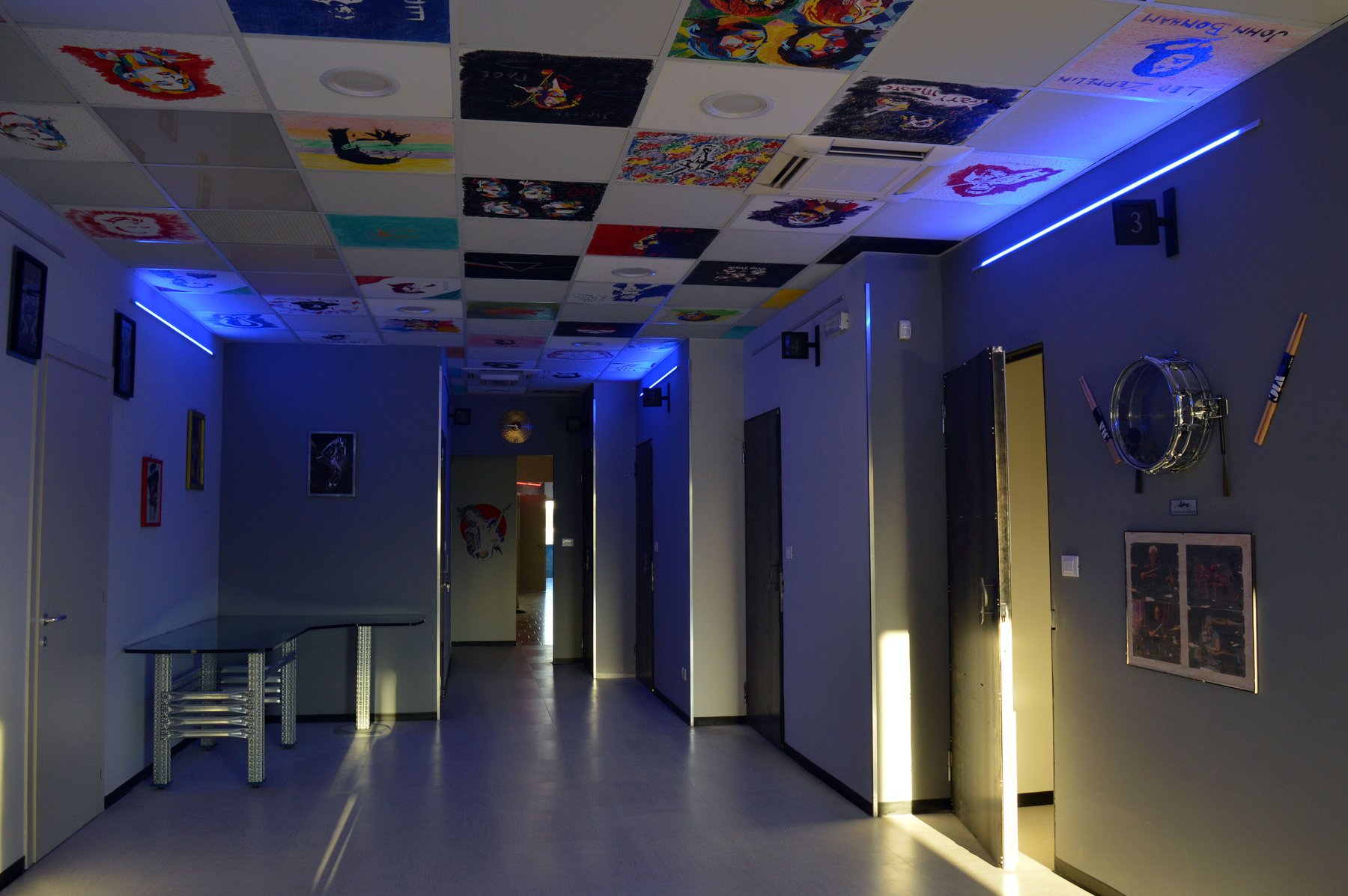 Il corridoio delle sale, con le bandiere al soffitto